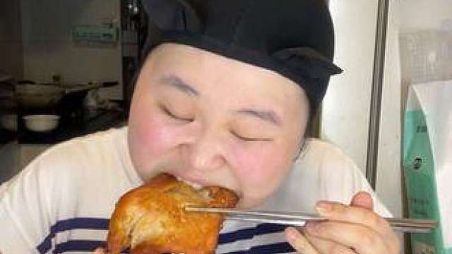 小猫咪要去和平精英找新的网恋哥哥啦