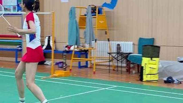 建议所有女生都去打羽毛球 以后吵架了都是鞭打发力