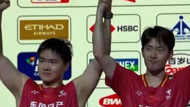 热烈祝贺华师学子梁伟铿与搭档王昶斩获男子双打冠军！