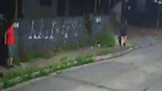 女子遭遇劫匪 跟在后面的男友冲上前保护她时脸部中枪身亡
