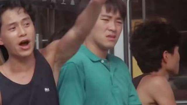 演什么都自然搞笑 啥癖好呀？闻狐臭？