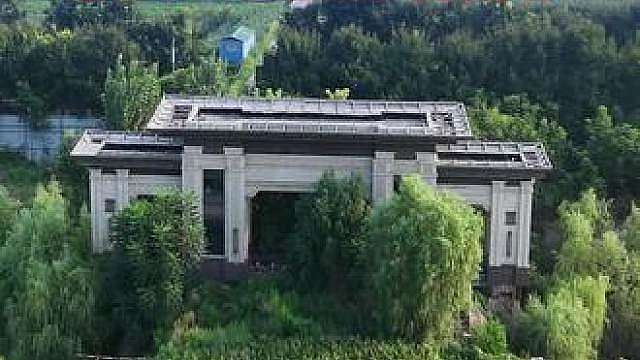 现实版空城计！只建一个大门，