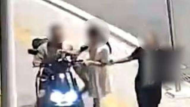 男子帮路人收好手机妻子转头偷走，民警找上门，男子一脸懵：我放回去了呀，民警：你老婆又偷走了，网友：丈