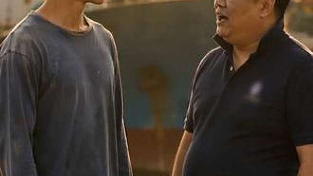 z赶海我能契约海底万兽 渔村少年陈望与许静澜相依为命，坠海遇险，得龙女赐契约秘术，可与万千海族缔结血契。从此，小鲨鱼、巨八爪鱼、深海霸主抹香鲸都听他号令，赶海屡捞珍品，美乐珠与百年龙涎香接连拍出天价；徒手潜入深海打捞沉船珍宝，震动收藏界；组建船队精准捕捞，蓝鳍金枪鱼、黑金鲍、大赤嘴入网。从小透明到江城新贵，守护挚爱许静澜，伙伴合开海产店，再获龙女第二重秘术，方圆百里海域尽在掌中。渔村少年契约万兽，