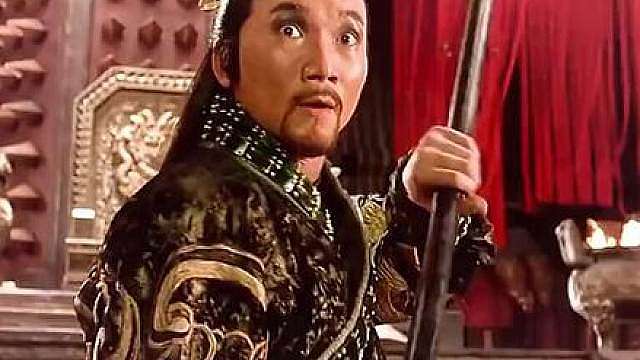 男孩一棍子打向石像，让沉睡五百年的齐天大圣复活