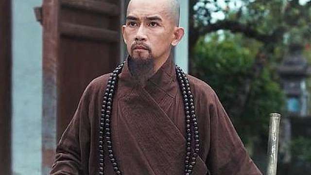 和尚在扫地时，竟突然发现石狮子居然复活了
