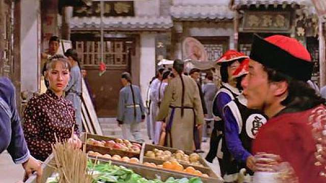 官兵当街骚扰姑娘，不料却被一位路过的小伙打的满地找牙