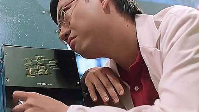黑心老板觉得工人们的干活速度太慢，竟偷偷的将机器的速度拧到底