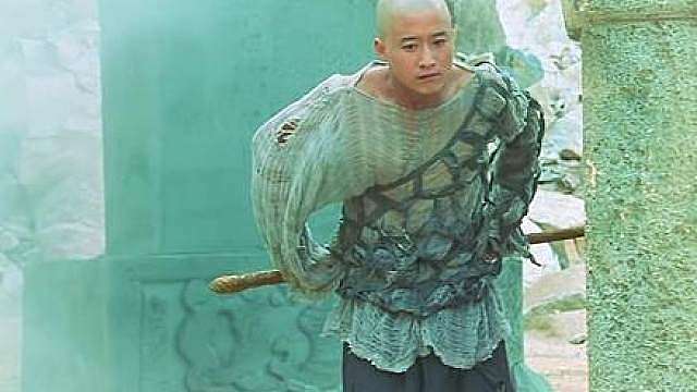 小伙无意间得到一把神剑，竟引的万剑朝拜