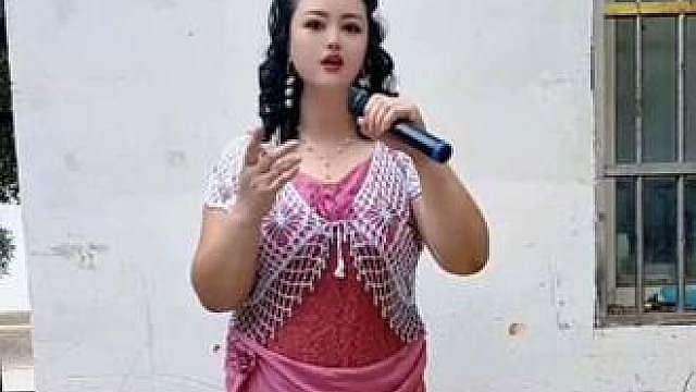 高颜值美女模仿男声唱《滚滚长江东逝水》，开口瞬间惊艳众人