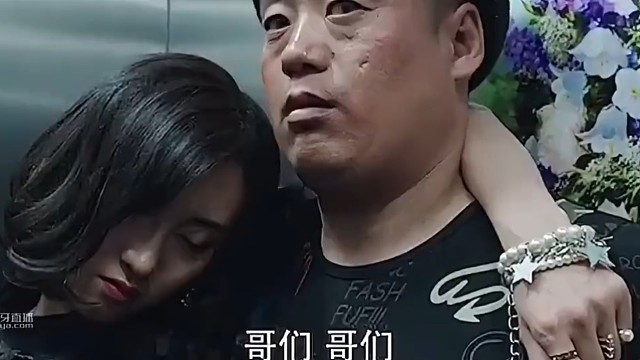 两小伙送断片美女回家，货比货得扔呐