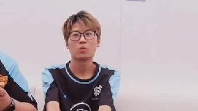 TTG不想输比赛买了十个汉堡让小胖吃饱彻底猖狂