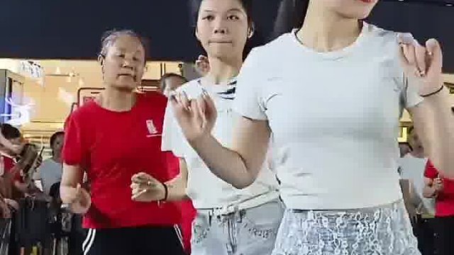穿哪个红衣服的对就说你呢，你扰民了。