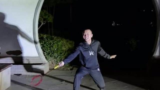 球场关门后，家豪居然在户外跳起了广场舞步伐。