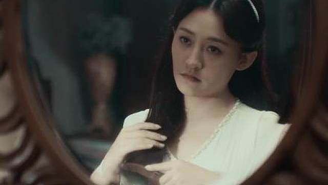 女孩半夜对镜梳头，结果看见死去的妹妹！