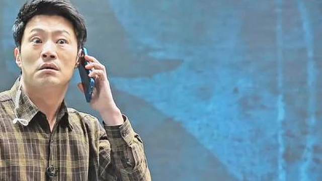 看着兄长身陷险境，弟弟哭着不停劝阻