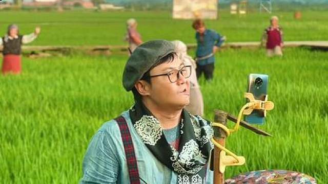 “毛衣咋还穿衬衫里面了”