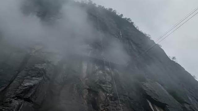 “不是悬崖电梯容易建，是山脚下有人民！” 孩子们的求学路，不会被一座山挡住。