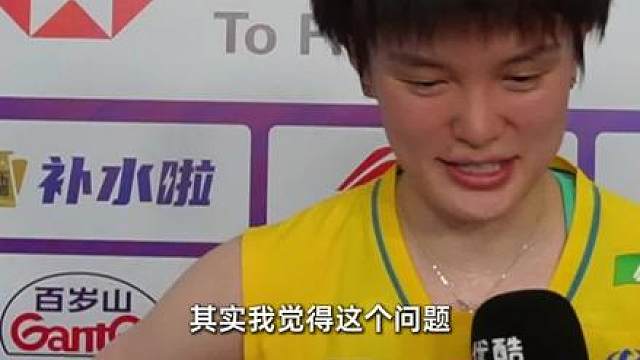 王祉怡晋级16强！赛后回应世锦赛提问安洗莹：我们都有各自需要面对的困难，要专注在自己的道路上。