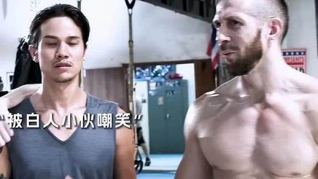 白人小伙妄想挑战拳王加怀特最后被抬进救护车