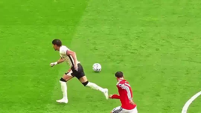 抛开对面自己滑倒不说，这球其实很漂亮#足球