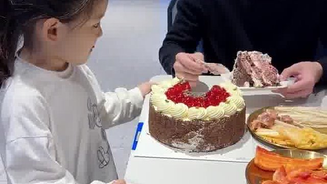 这个家伙，把人家一整个生日蛋糕全端了  -