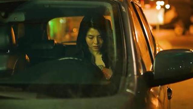 女人为了复仇！拔出烧红的点烟器烫向自己的胸口！
