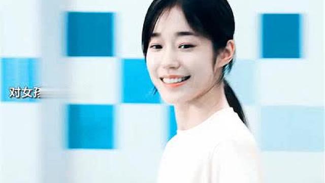 男孩对女孩一见钟情，偷偷在女孩背后紧张练习表白，却没想到被女孩都听到了
