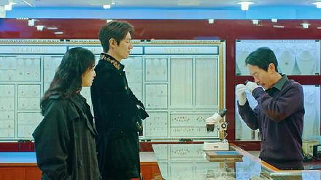 一代君王骑着白马穿越到现代，引发一些列搞笑事件