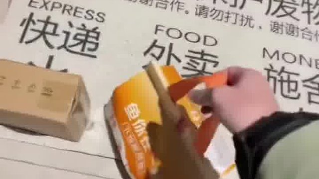 态度满分外卖轻放地上，施舍随手丢  -