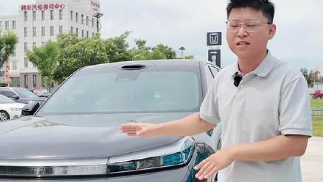 还在嫌大车过弯像开船？银河M9直接请来了路特斯团队调校底盘！双叉臂加五连杆配上双腔空悬，过弯时车身姿态稳如泰山！这“指哪打哪”的操控质感，确实让老司机们爱不释手！