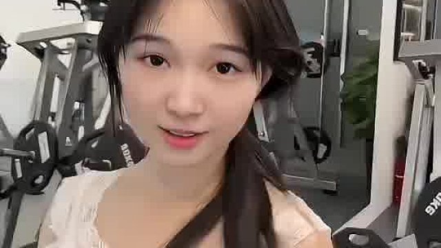 爱健身的女孩，美丽自信大方