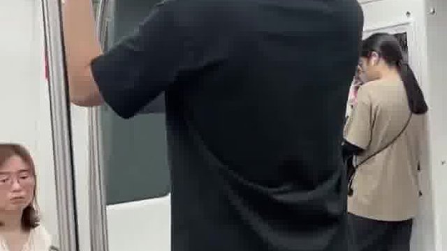 提问：哄女人用红包，哄小孩用零食，哄男人用什么？  -
