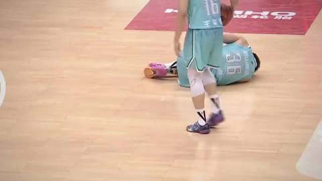 强硬不是挥拳而是被挑衅后还能得分回应，职业球员情绪管理是必修课，等纪律委员会的罚单吧
 ​​​