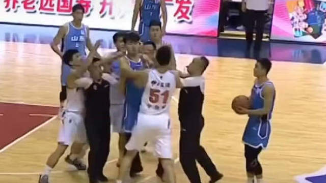 罚单已下，停赛罚款一套组合拳，夏季联赛冲突频出，联赛态度很明确，场上问题场上解决别动手
 ​​​