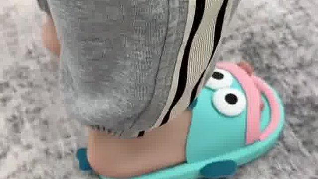 你是用左脚这只拍的吧  -