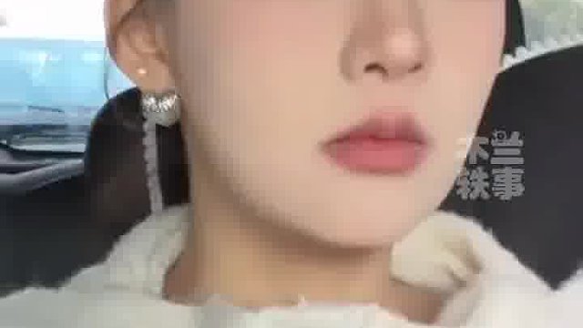 宝马M女车主等红绿灯被撞，表情亮了！  -