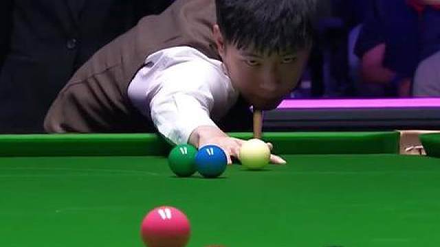 2026年斯诺克英国公开赛上演“新旧王者”的巅峰对决。赵心童1：5不敌特鲁姆普，无缘四强，中国军团将全军覆没。
北京时间9月5日凌晨2点，赵心童迎战特鲁姆普，两人此前交手6次各胜3场。赵心童全场唯一亮点是第3局的单杆100分破百，但其余局次进攻连续性不足。特鲁姆普全场打出单杆101分和100分两杆破百，在第4、5局连续拿下后，比赛基本失去悬念，他也罕见地激动挥拳庆祝。