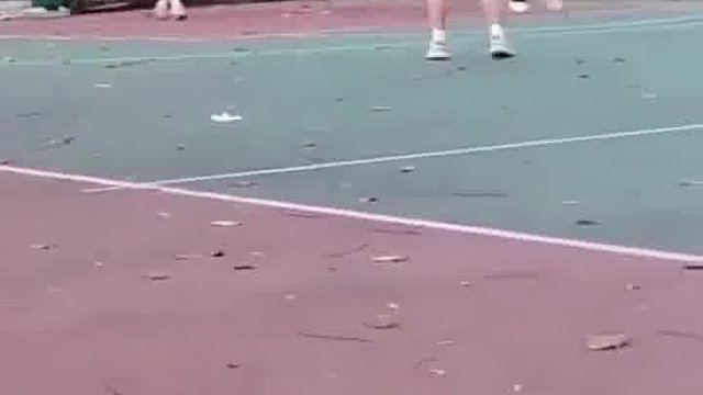 小伙子打错球了吧玩不明白你让我来  -