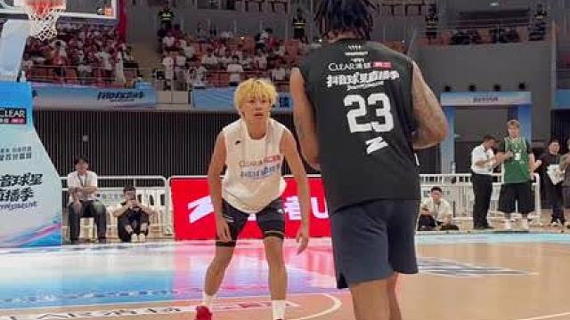 年轻小将厚米面对前NBA球员特雷伯克以56:100落败