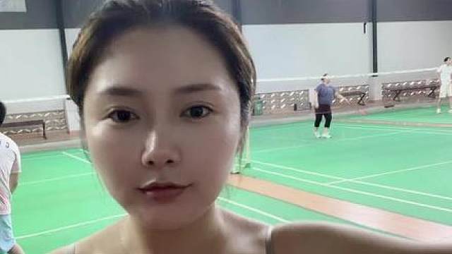 运动记录十九（尝试新的运动打羽毛球） 今天第一次来打羽毛球，感觉很爆汗，真是一个减脂不错的选择