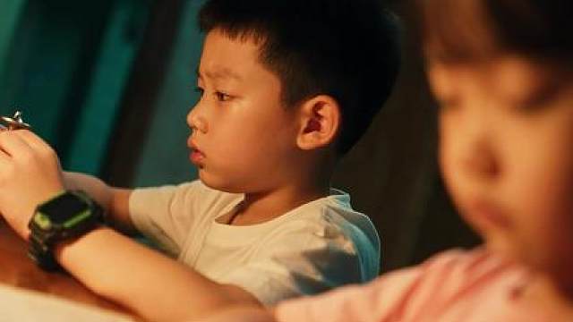 很多孩子厌学、不爱思考、不愿学习，真的不是笨！ 很多时候我们教育孩子，执着于背诵、默写、追求标准答案。 以为把书本上的知识记熟，便是学好了。
可这个时代节奏太快，一切都追求快速得到结果。 我们习惯快速检索答案，习惯直接拿到结论，慢慢容不下孩子慢慢观察、慢慢琢磨、慢慢思考。
 孩子的万千疑问，常常被催促打断，久而久之，遇事便只想坐等现成的解答，内心一点点变得空洞。
李白却给出了另一种求知的姿态： 学
