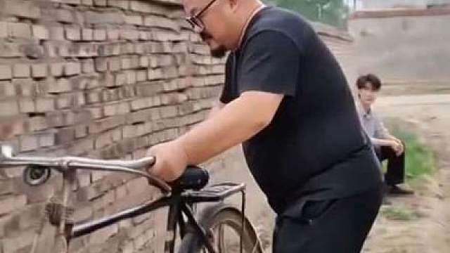 用搞笑姿态认真活着