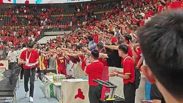 此战绝杀黎巴嫩是在我们诸暨主场。比赛结束后全体队员与主场球迷欢呼喝彩主场球迷也彻底沸腾起来恭喜男篮再