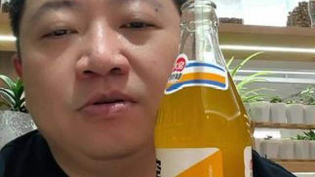 下播后，带Moon去吃小龙虾 看看我们喝什么？