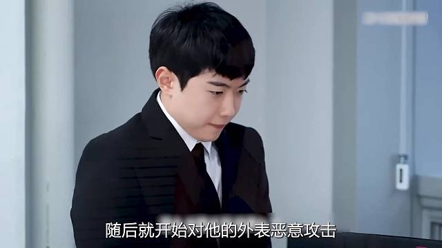 漂亮女上司被定在原地，神奇遥控器让她变成兔女郎