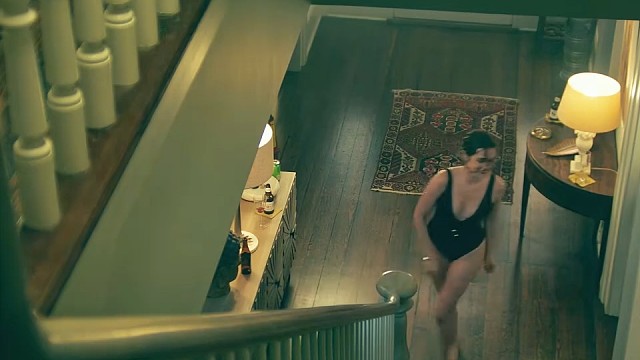 男人看到妻子从别人的房间出来