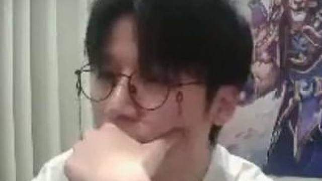 看好了这一炮会很痛 猎人赢了还是战士赢了……dk赢了
素材来源玩家投稿，也欢迎大家通过hs_subm