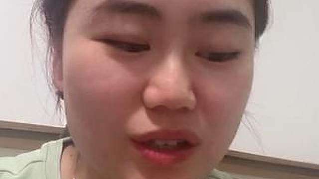 在职场中如何处理人情世故？就是要明白如何分人对待，对待领导、下属以及平级都要用不同的姿态。
