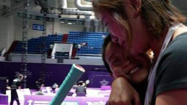 夺冠后和家人共享珍贵瞬间 青少年B组男单冠军李皛翊